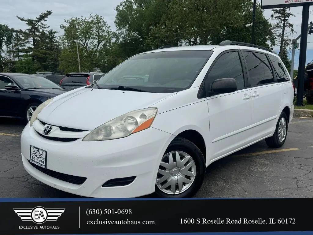 2010 Toyota Sienna LE 7-Passenger's photo