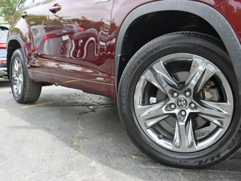More photos of 2019 Toyota Highlander Hybrid Limited Platinum Sport Utility 4D at Exclusive Autohaus - Roselle, IL