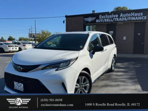 White 2021 Toyota Sienna XSE Minivan 4D for sale in Roselle, IL