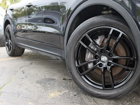 More photos of 2020 Porsche Cayenne Sport Utility 4D at Exclusive Autohaus - Roselle, IL