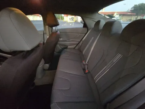 More photos of 2023 Hyundai Elantra SEL at Clement Pre-Owned, MO