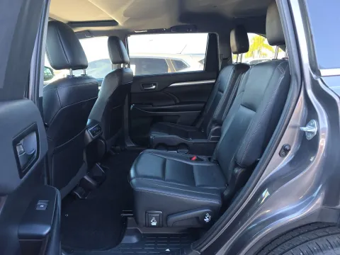 More photos of 2019 Toyota Highlander SE at Clement Pre-Owned, MO