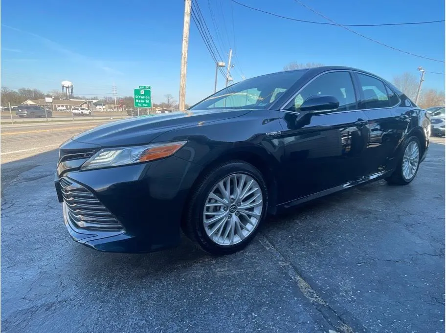 Black 2019 Toyota Camry Hybrid XLE Sedan 4D for sale in O’Fallon, MO