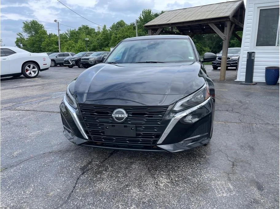 Nissan Altima photo 2