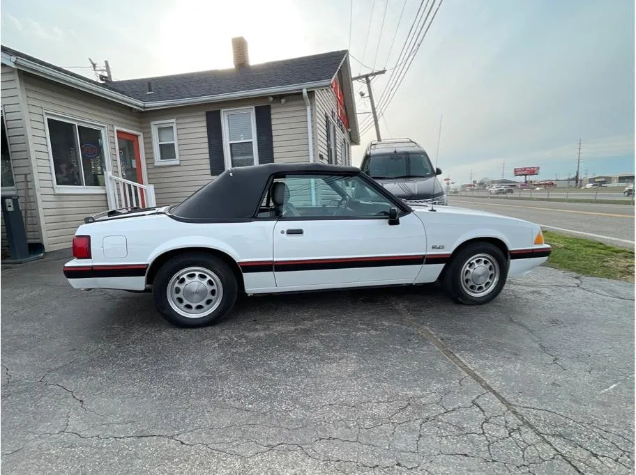 Ford Mustang photo 4