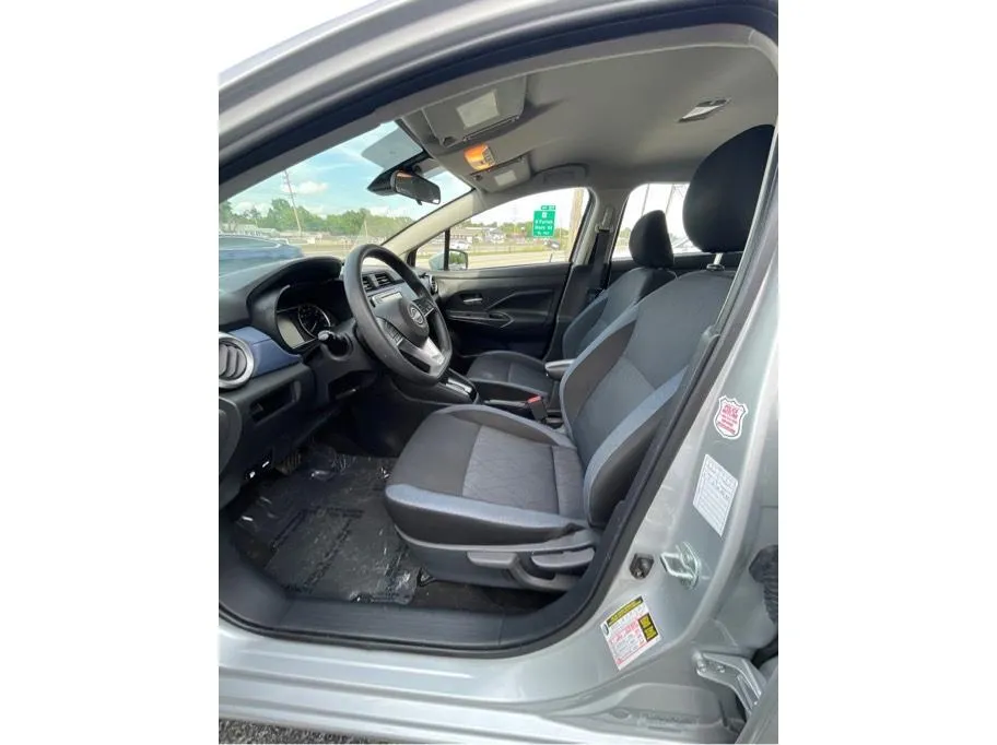 Nissan Versa photo 10