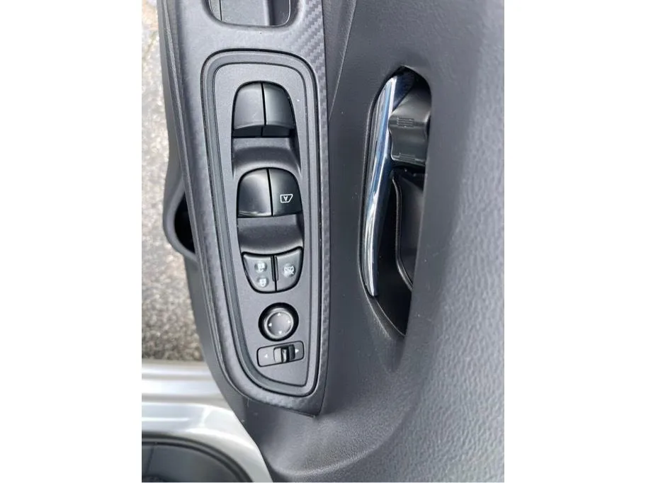 Nissan Versa photo 11