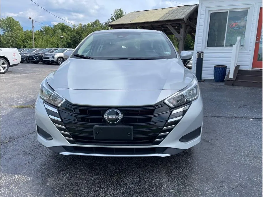 Nissan Versa photo 2
