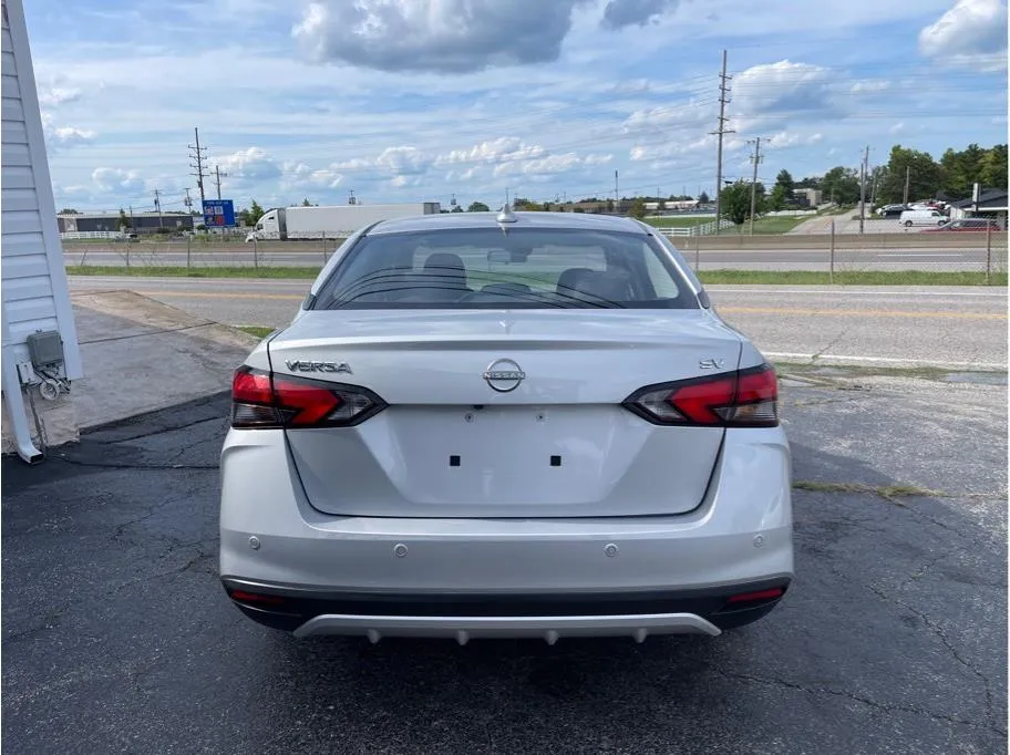 Nissan Versa photo 6