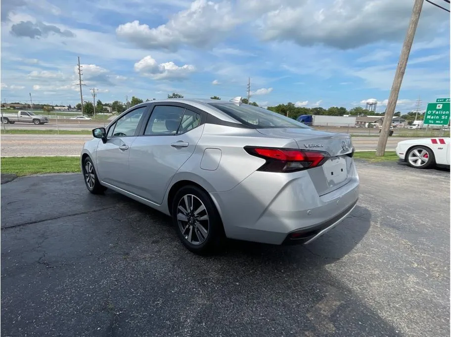 Nissan Versa photo 7