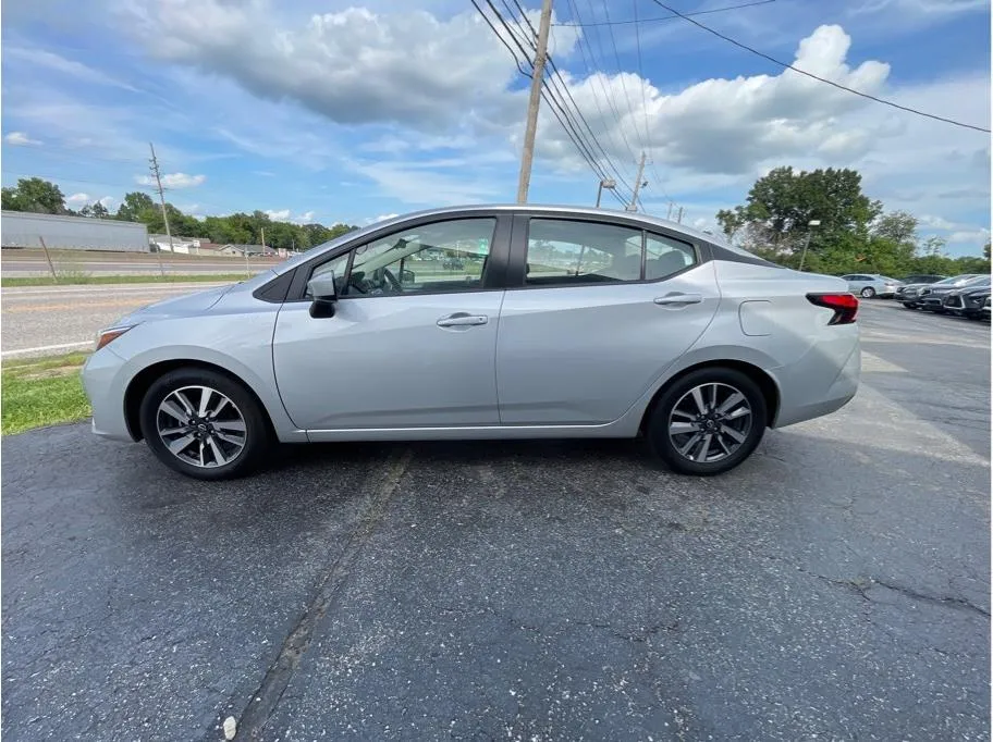 Nissan Versa photo 8