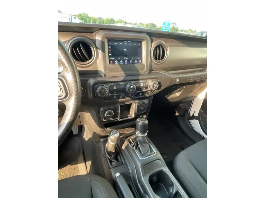 Jeep Wrangler photo 12