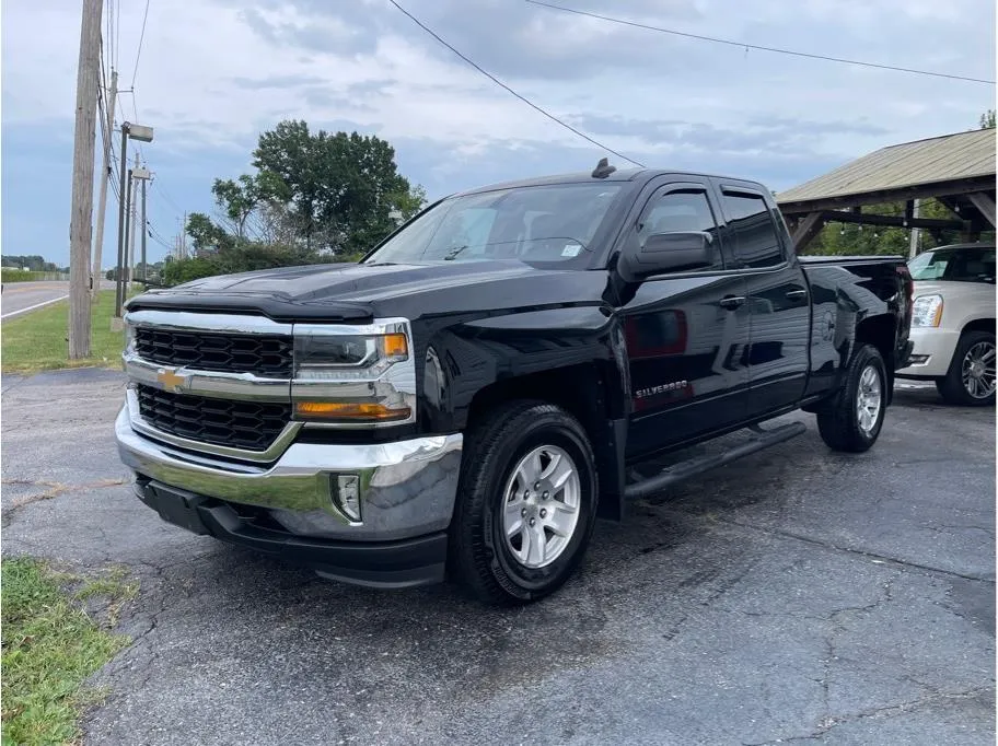 Chevrolet Silverado photo 2