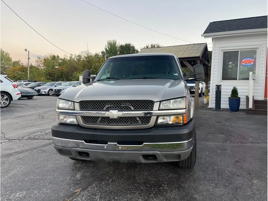Chevrolet Silverado photo 2