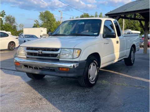 White 1998 Toyota Tacoma XtraCab Pickup for sale in O’Fallon, MO