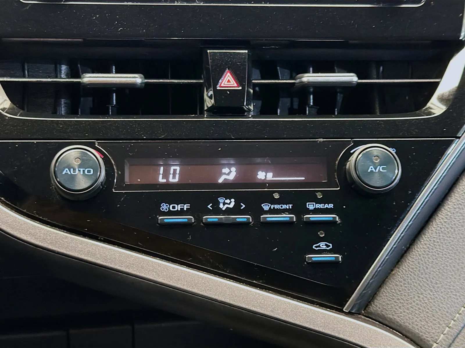 2021 Toyota Camry SE photo 4