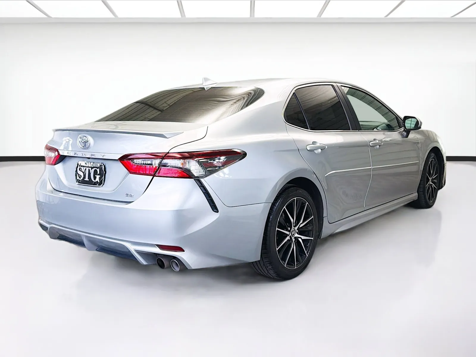 2021 Toyota Camry SE photo 2
