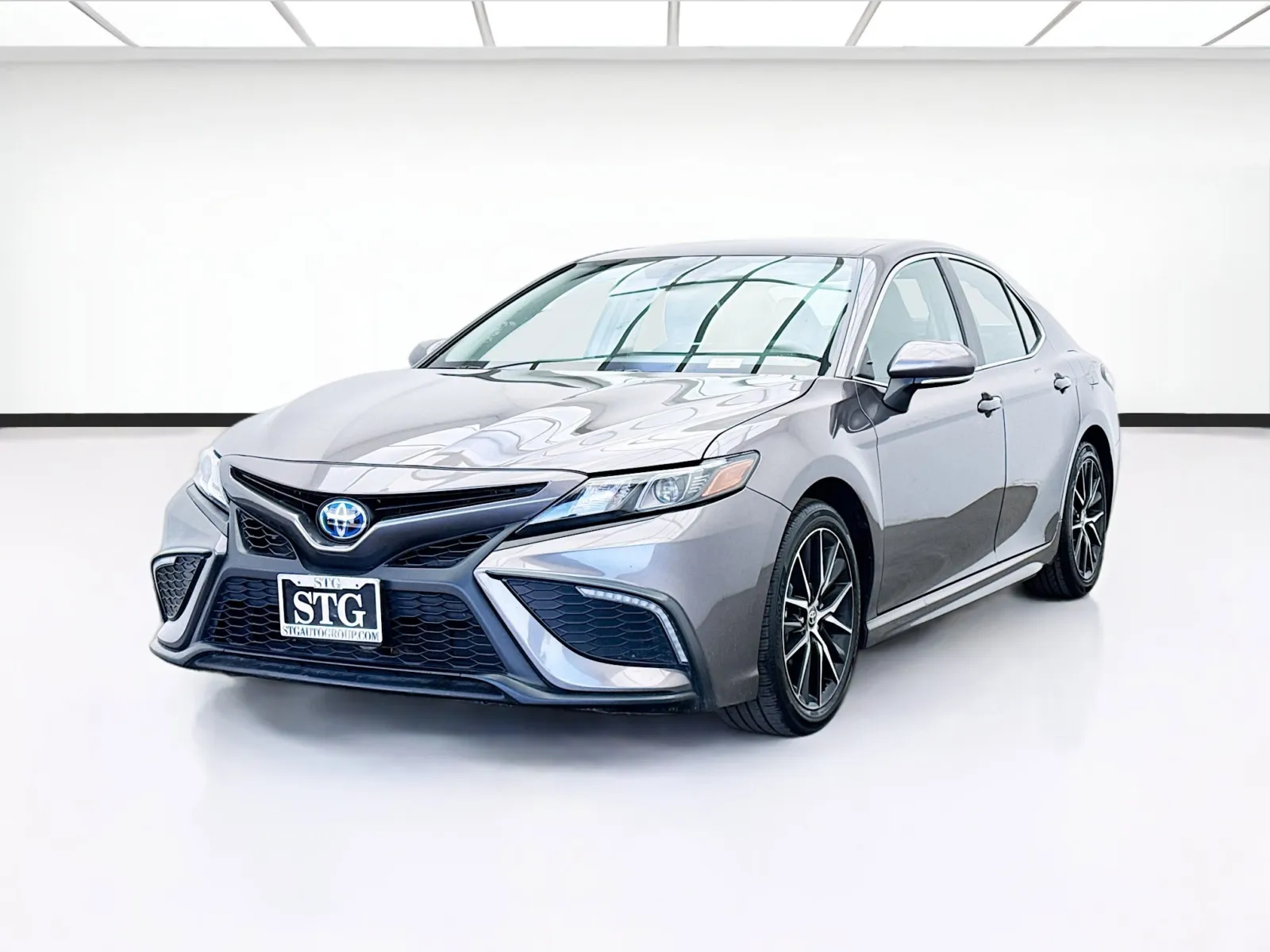 Gray 2024 Toyota Camry Hybrid SE for sale in Montclair, CA