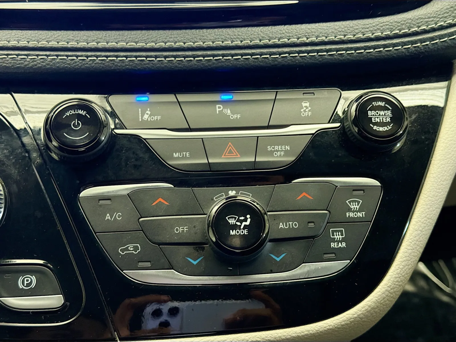 2024 Chrysler Pacifica Hybrid photo 4