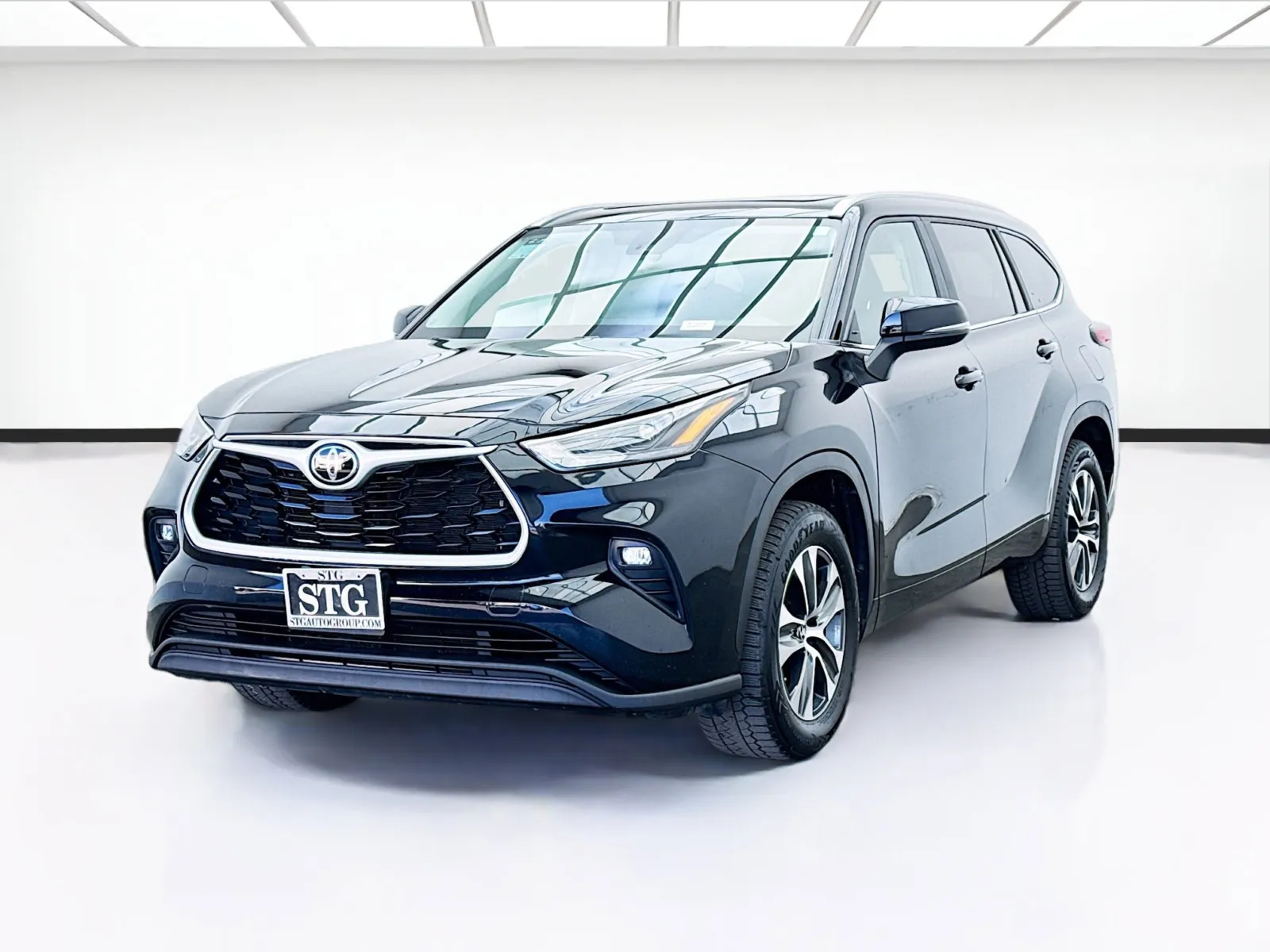 Black 2023 Toyota Highlander XLE for sale in Montclair, CA