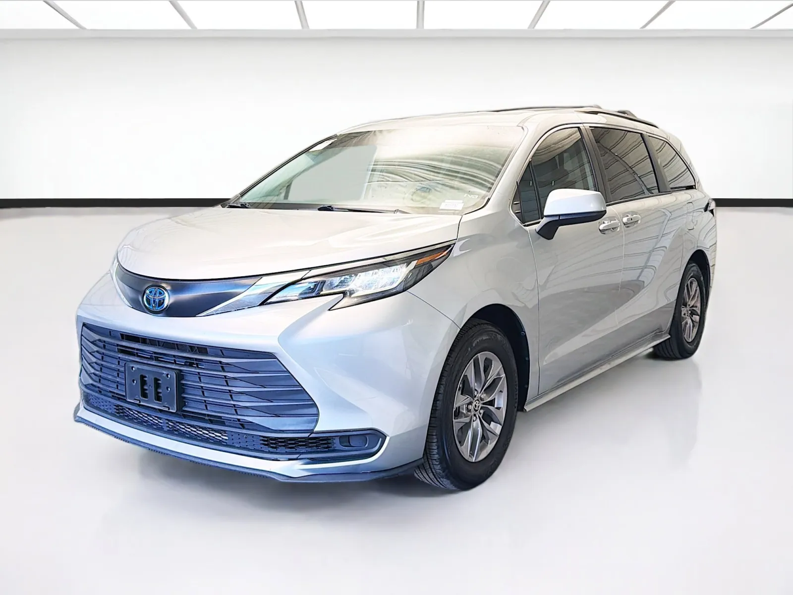 2022 Toyota Sienna LE's photo