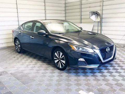 Another view of 2022 Nissan Altima 2.5 SV for sale in Montclair, CA at STG Montclair