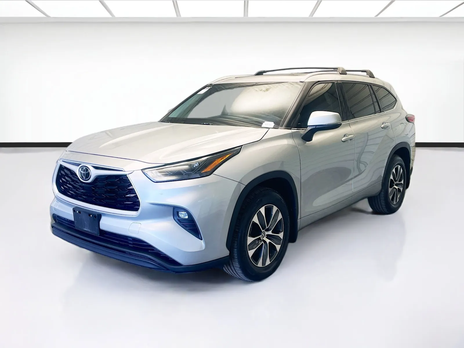 Silver 2022 Toyota Highlander XLE for sale in Montclair, CA