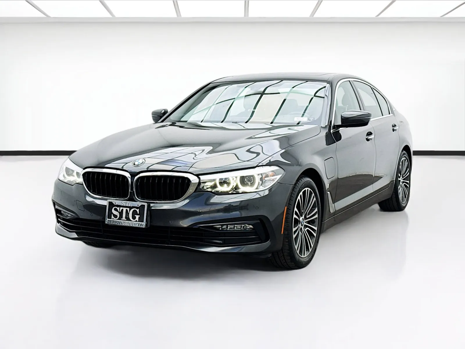 2018 BMW 5 Series 530e's photo