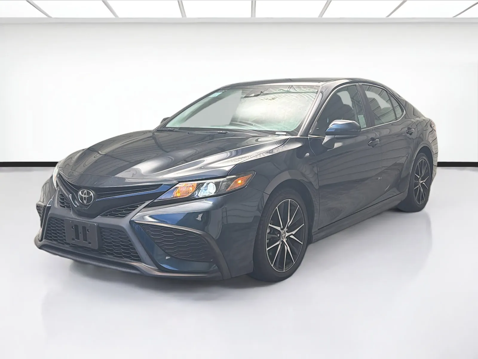 Green 2021 Toyota Camry SE for sale in Montclair, CA