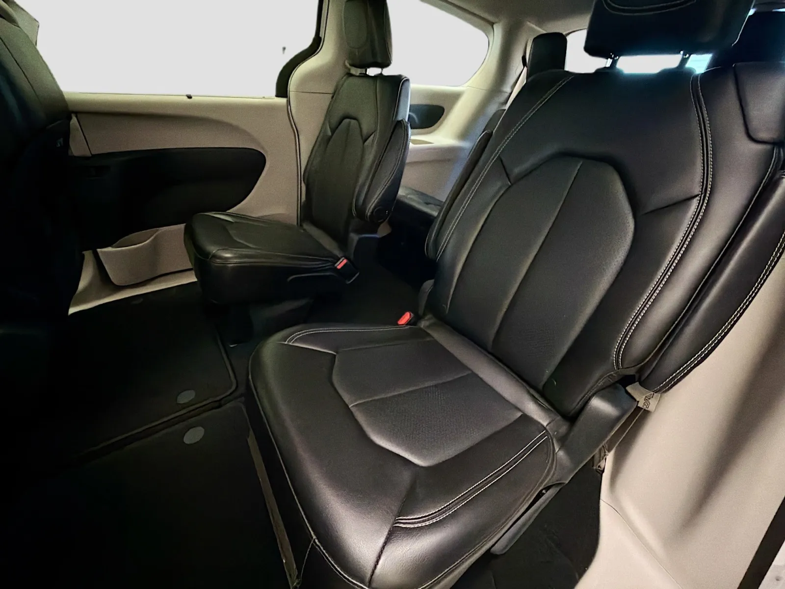 Chrysler Pacifica photo 13