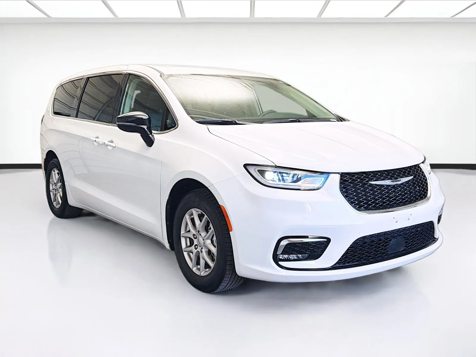Chrysler Pacifica photo 3