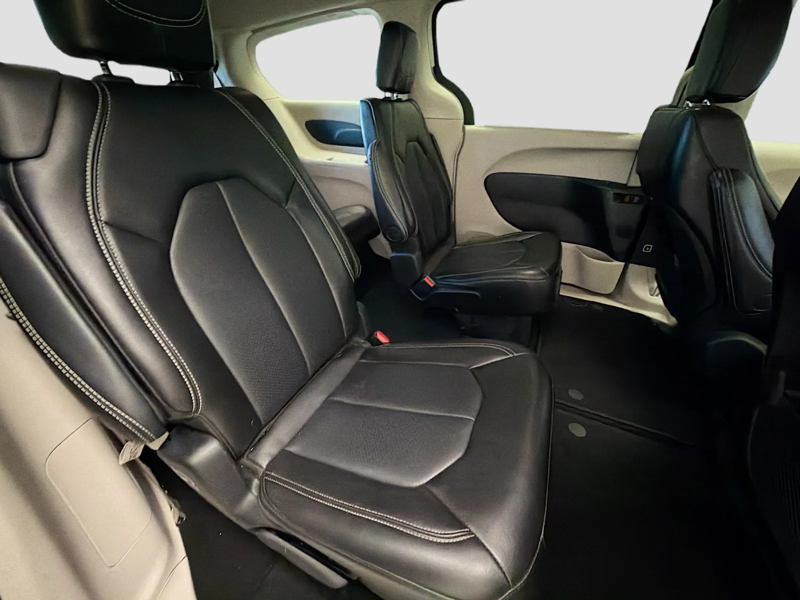 Chrysler Pacifica photo 14