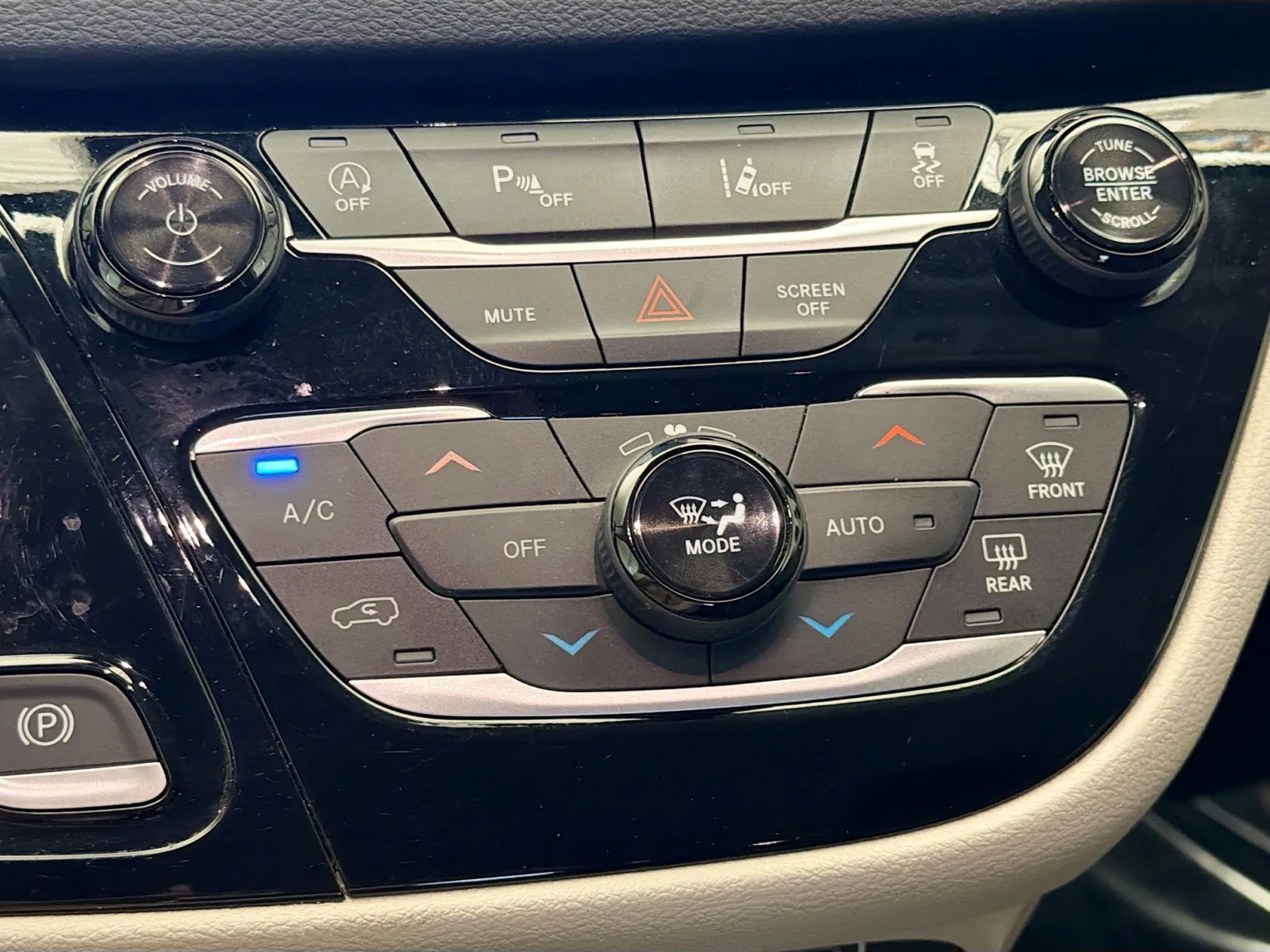 Chrysler Pacifica photo 10