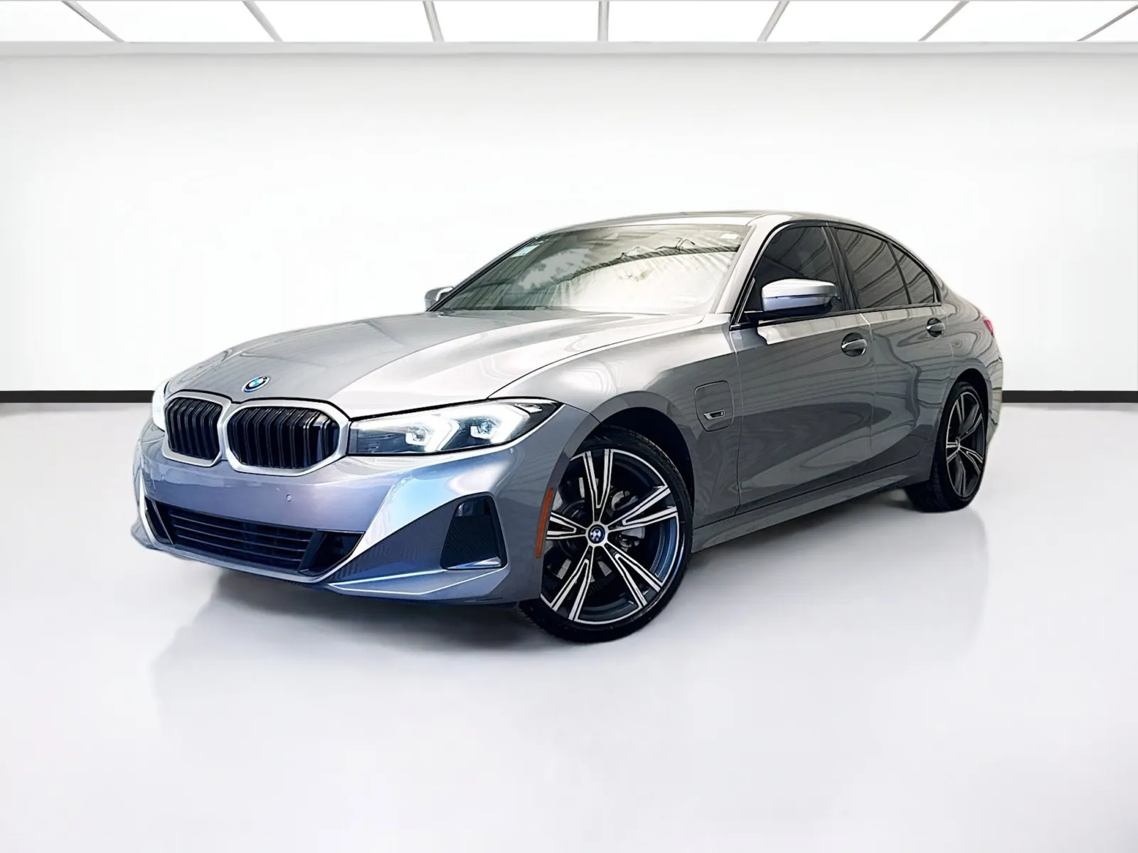 2023 BMW 3 Series 330's photo