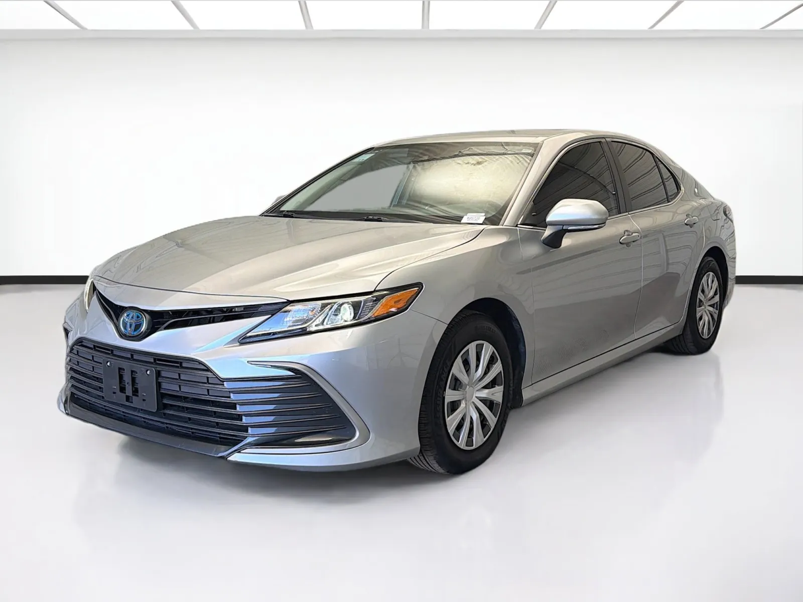 Green 2022 Toyota Camry Hybrid LE for sale in Montclair, CA
