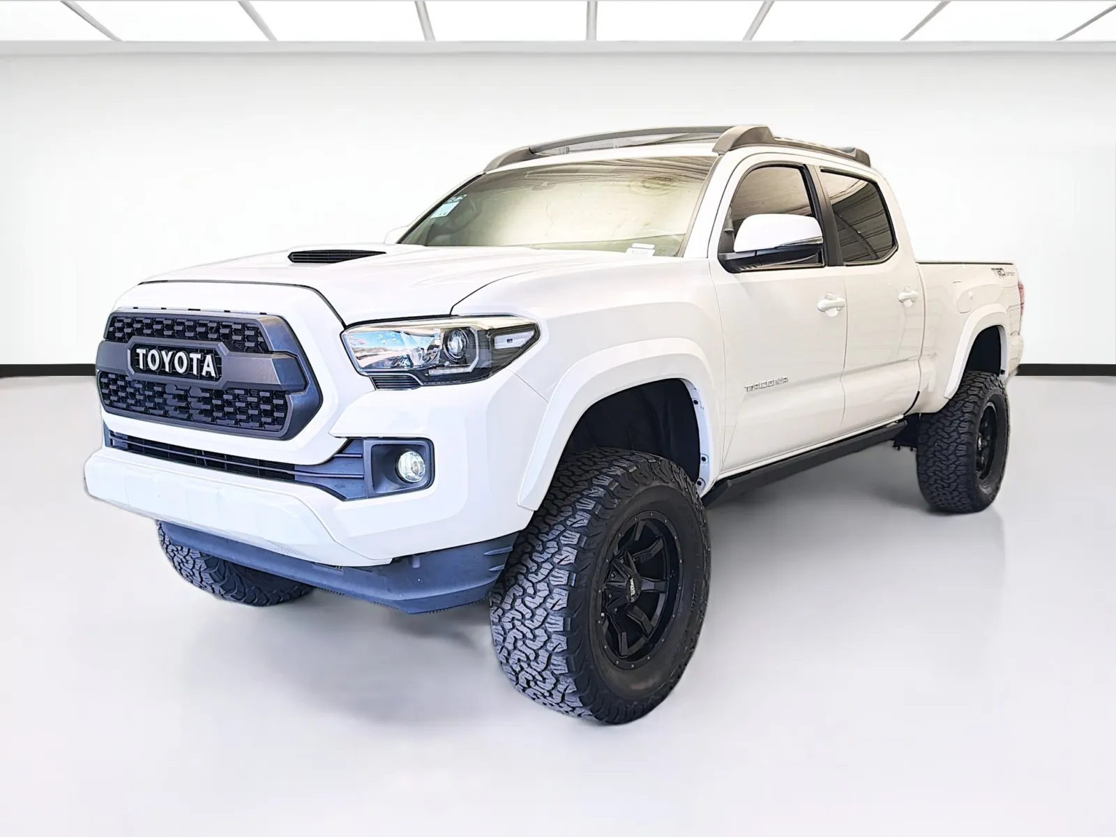 White 2018 Toyota Tacoma TRD Sport V6 for sale in Montclair, CA