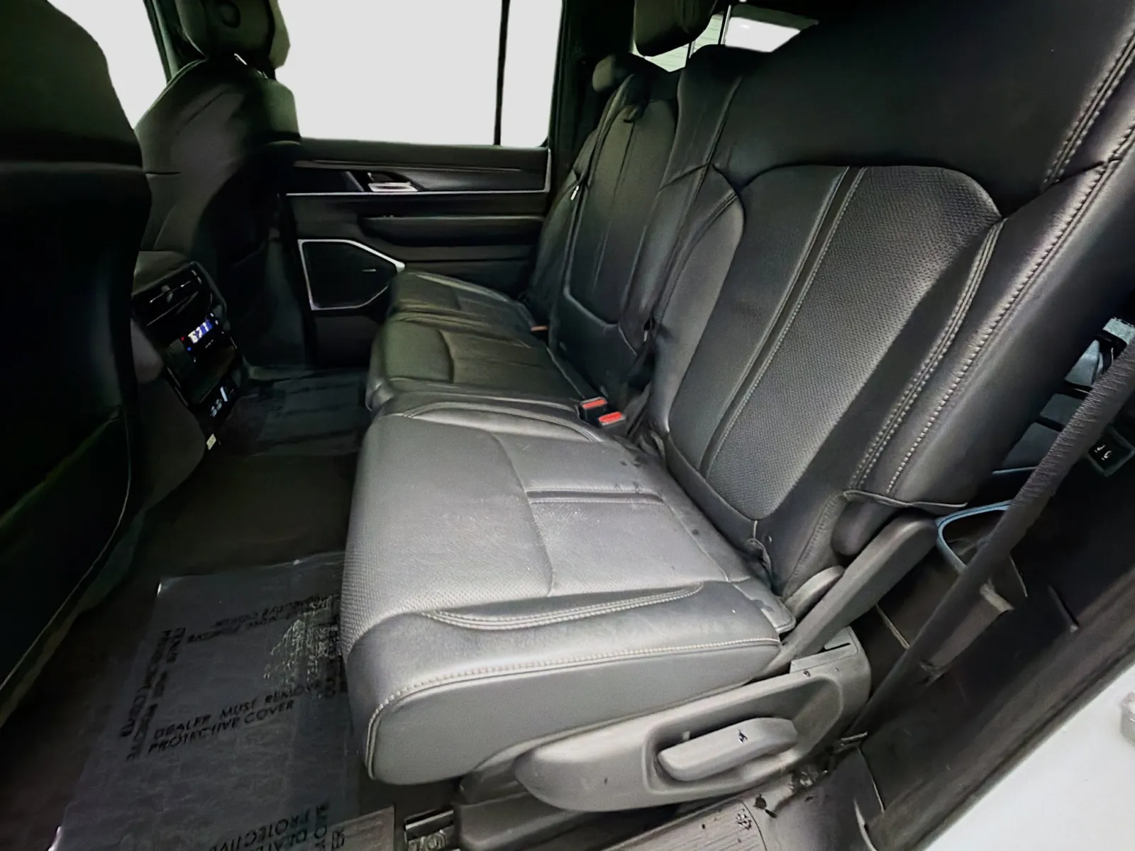 Jeep Wagoneer L photo 13