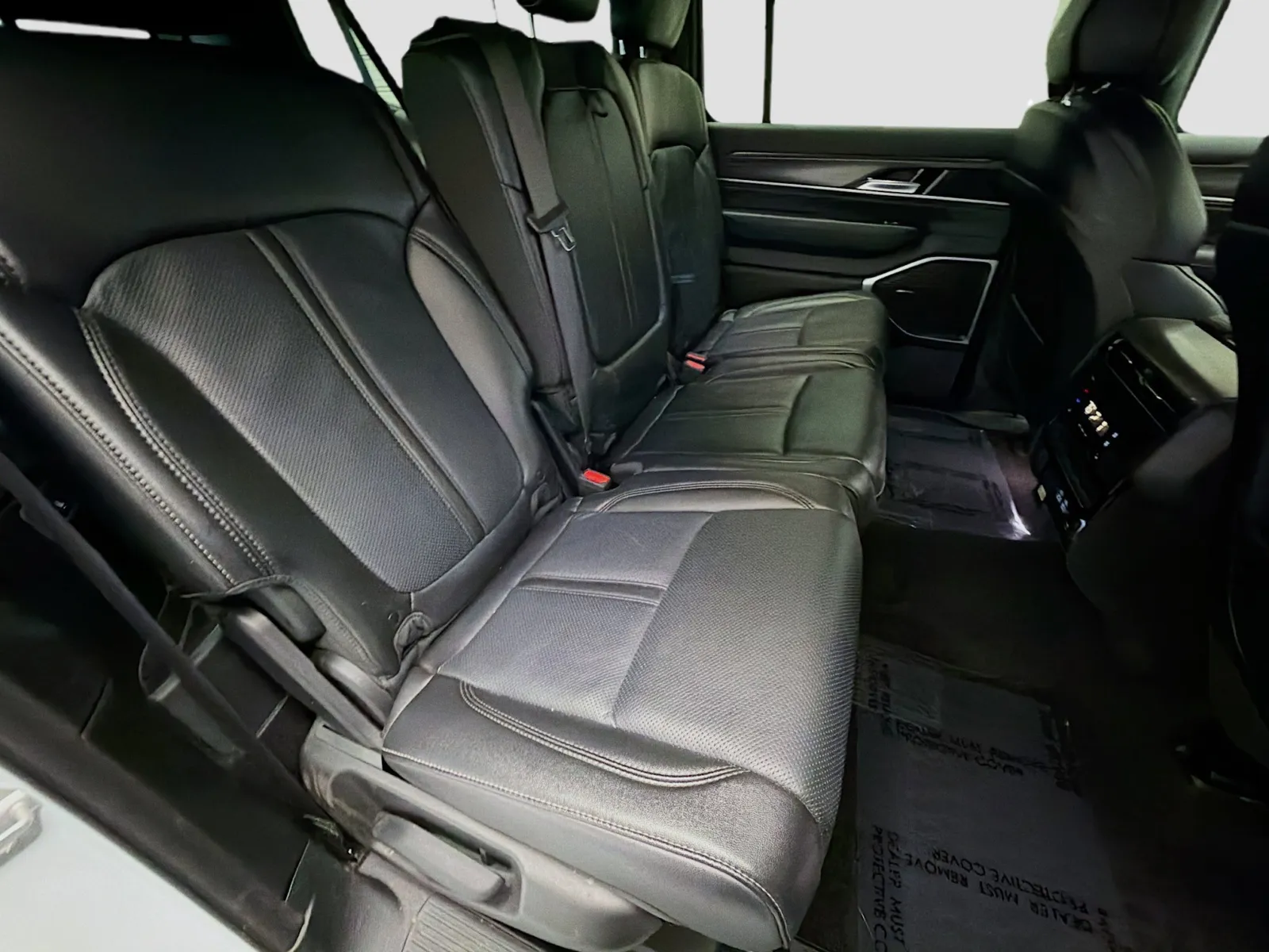 Jeep Wagoneer L photo 14