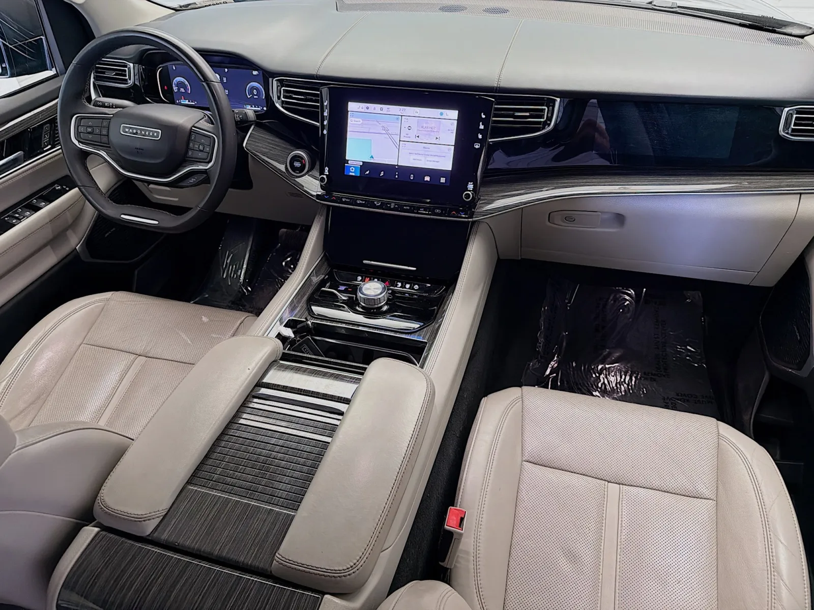 Jeep Wagoneer photo 12