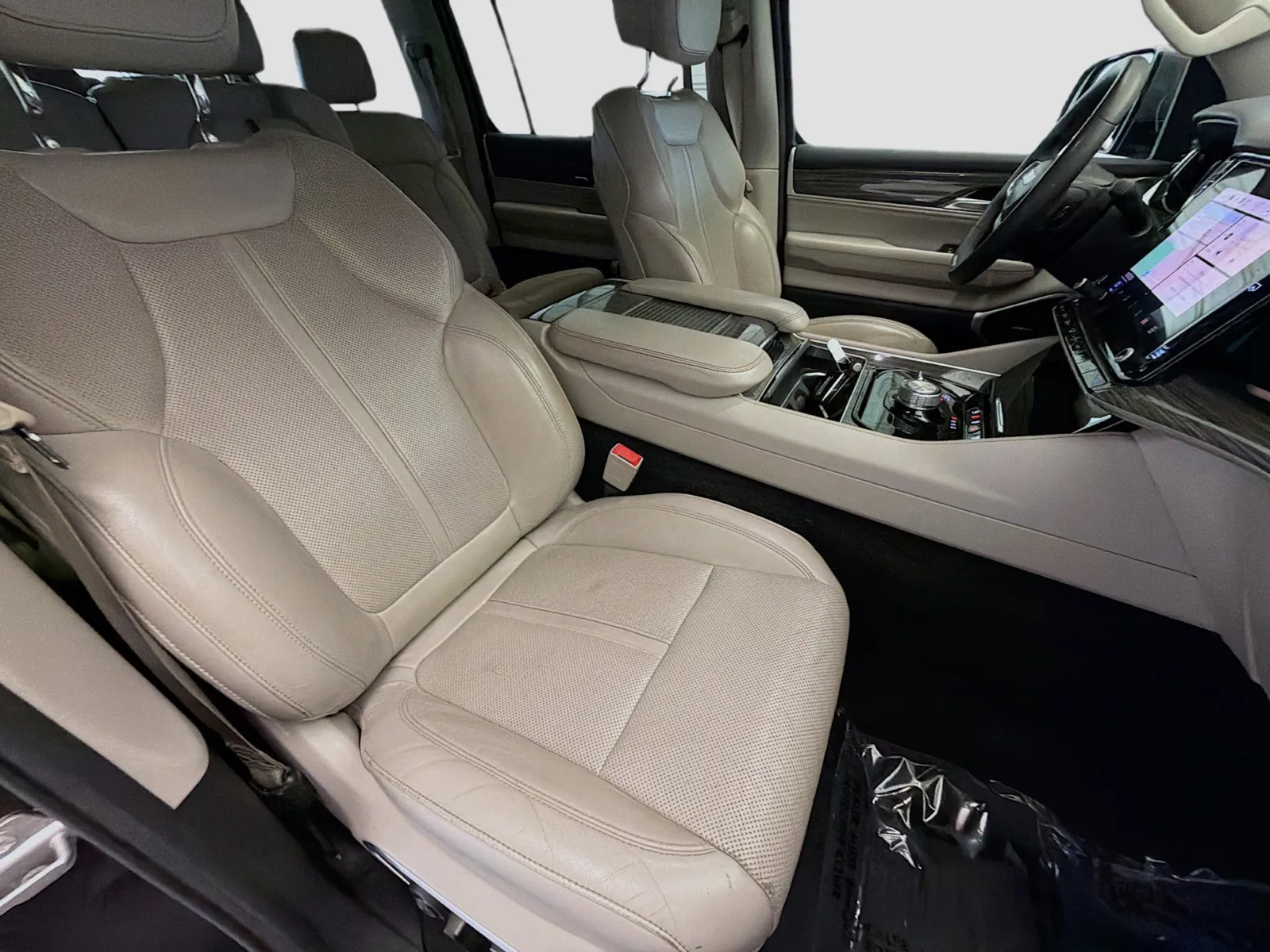 Jeep Wagoneer photo 16