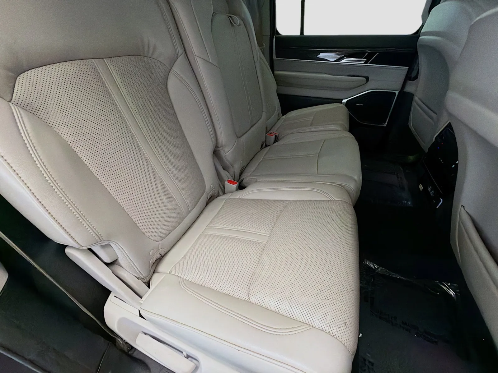 Jeep Wagoneer photo 15