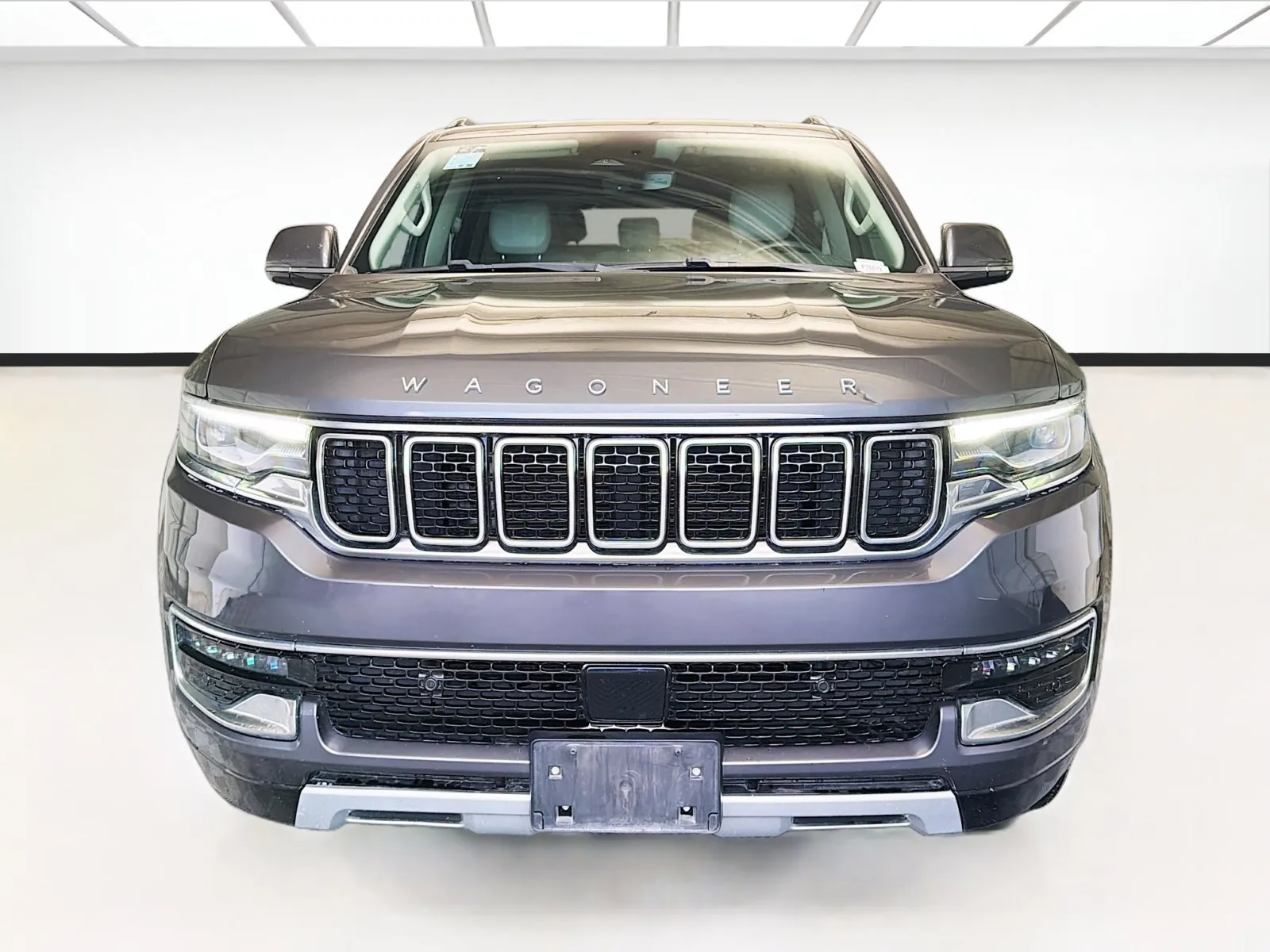 Jeep Wagoneer photo 2