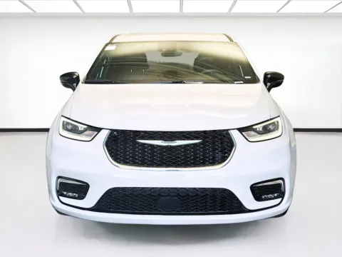 Photos of 2025 Chrysler Pacifica Select for sale in Montclair, CA at STG Montclair