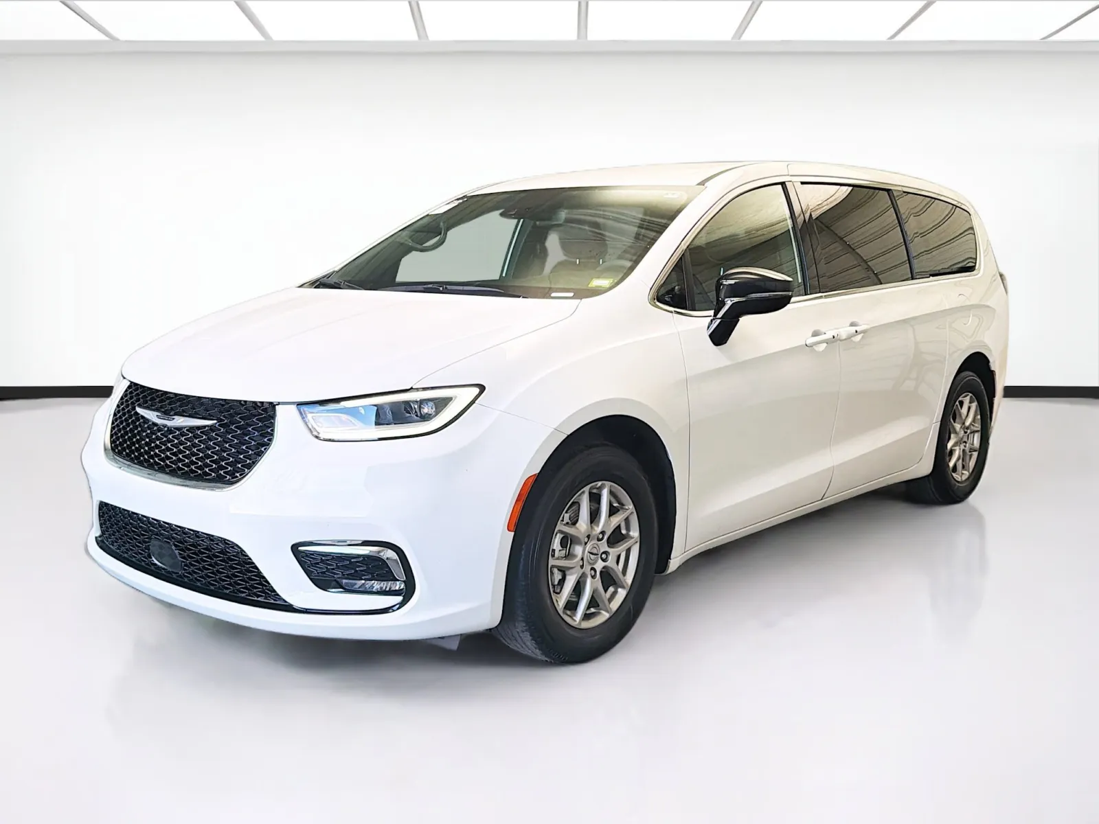 2025 Chrysler Pacifica Select's photo