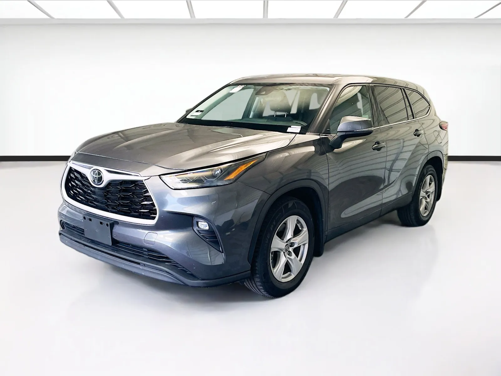 Gray 2022 Toyota Highlander LE for sale in Montclair, CA