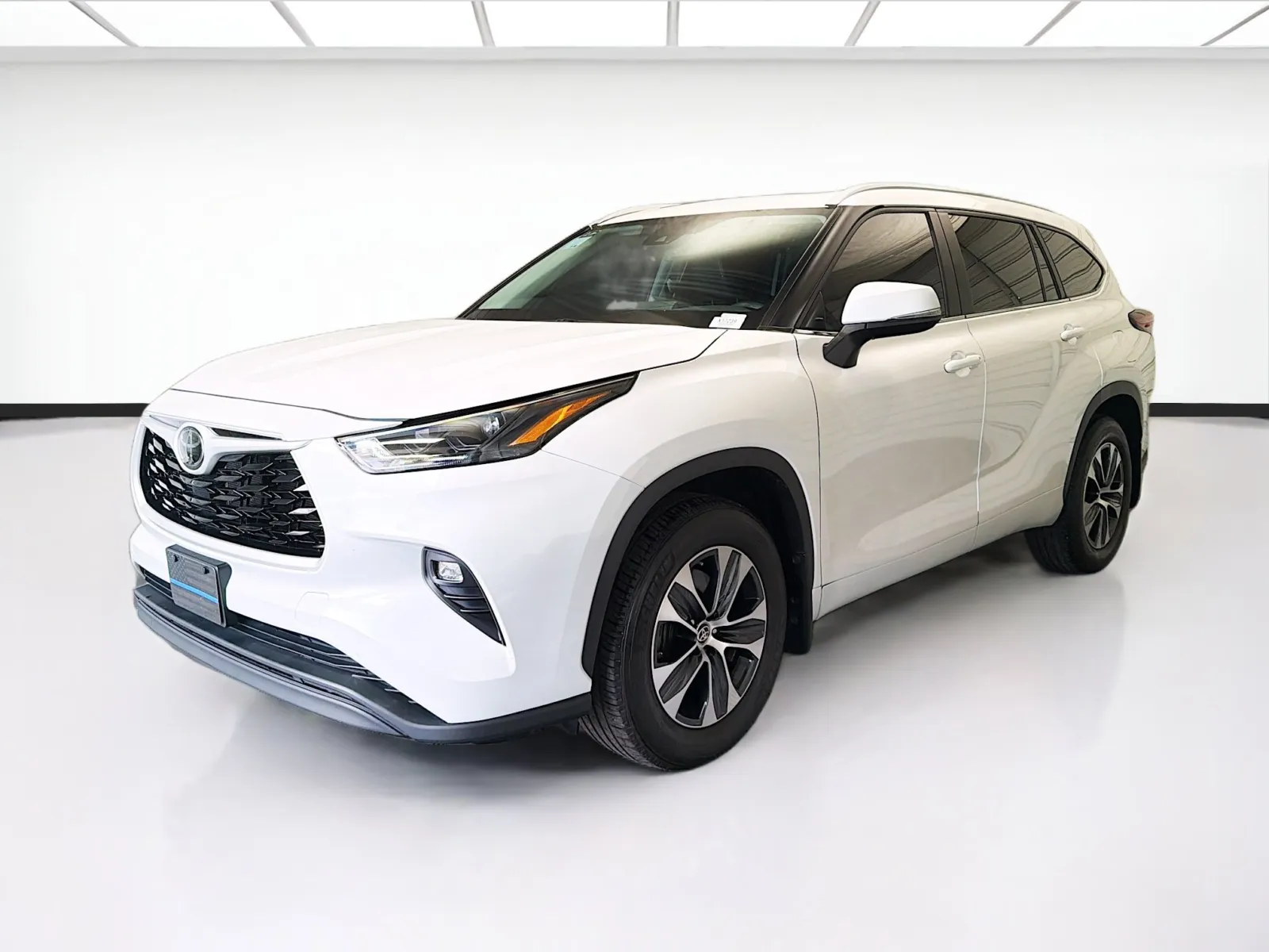 White 2024 Toyota Highlander XLE for sale in Montclair, CA
