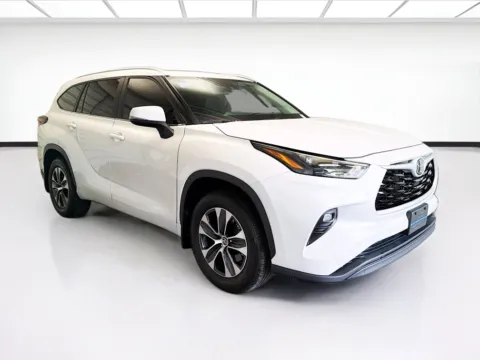 Another view of 2024 Toyota Highlander XLE for sale in Montclair, CA at STG Montclair