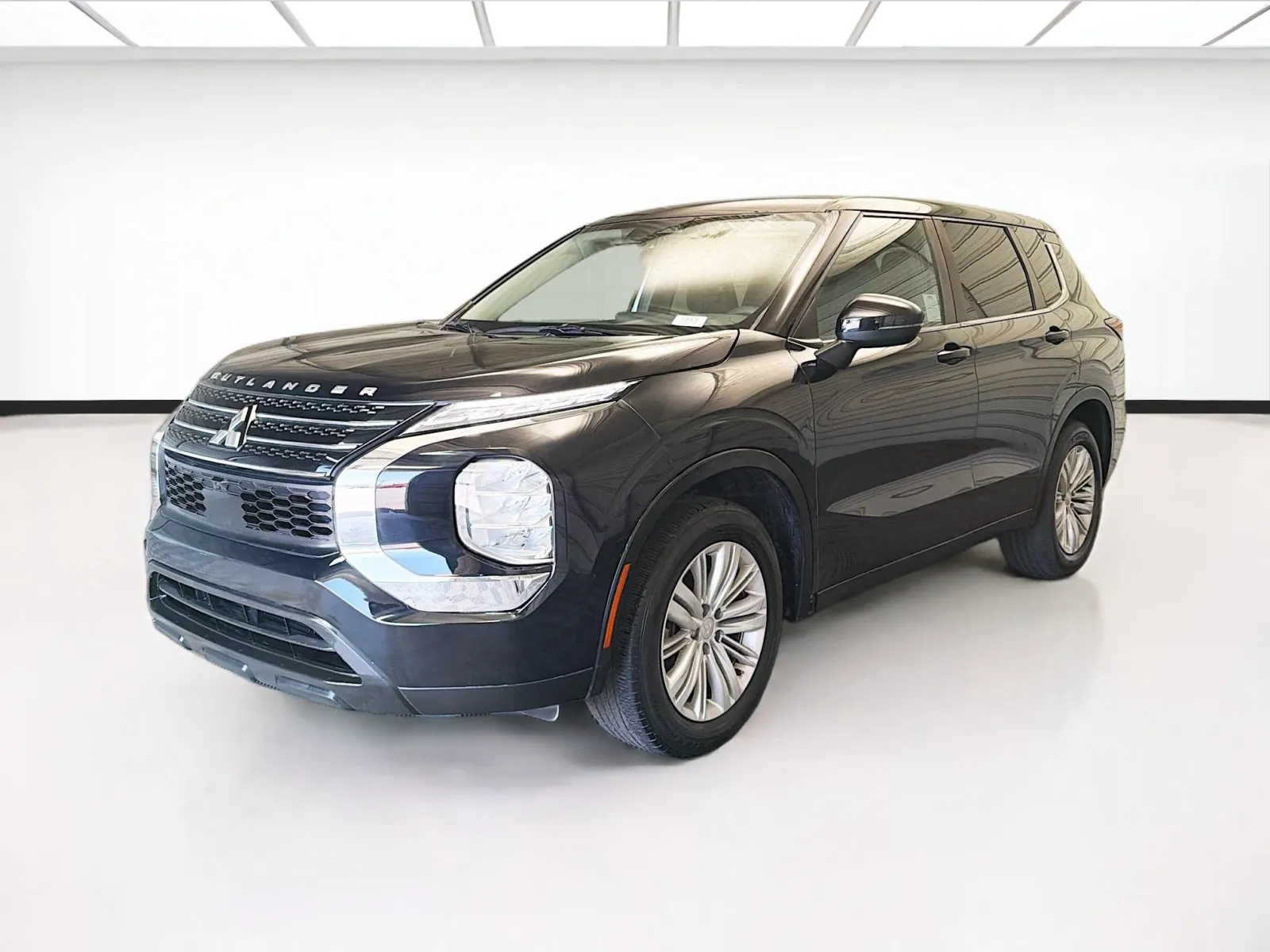 2024 Mitsubishi Outlander ES 2WD's photo