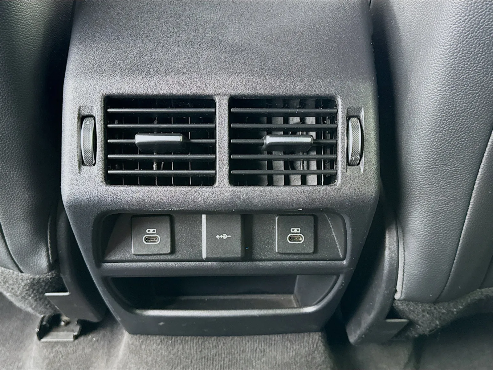 Land Rover Discovery Sport photo 16
