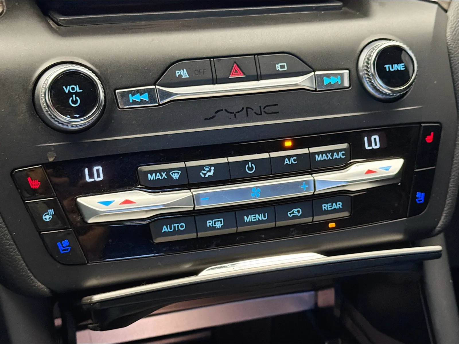 Ford Explorer photo 11